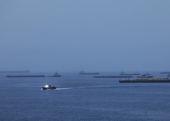 الحرس الثوري الإيراني: انفجار ناقلة نفط بعد محاولة 3 سفن عبور مسار ملغم جنوب مضيق هرمز
