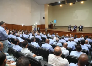 وزير النقل يعقد لقاءً موسعًا مع قائدي القطارات ومسؤولي تجديدات وصيانة السكة وفنيي صيانة الوحدات المتحركة