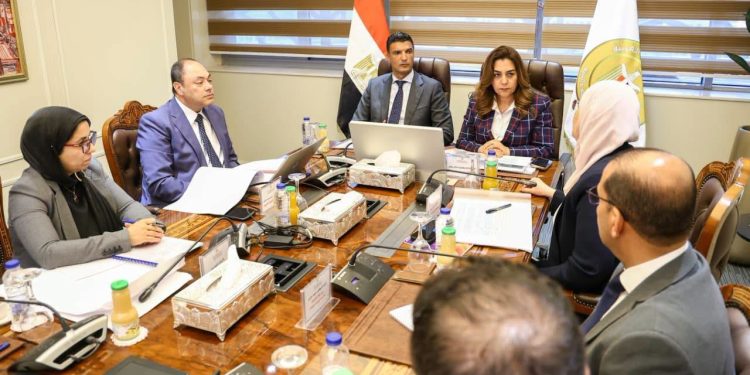 وزيرا التنمية والصناعة يبحثان مع رئيس هيئة تنمية الصعيد آليات دعم مشروعات الهيئة بالمحافظات