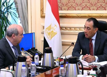 رئيس الوزراء يستعرض الموقف التنفيذي لمشروع مبني الركاب (٤) بمطار القاهرة الدولي