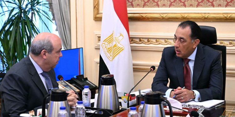 رئيس الوزراء يستعرض الموقف التنفيذي لمشروع مبني الركاب (٤) بمطار القاهرة الدولي