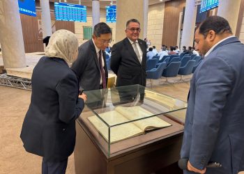 رئيس البورصة المصرية يبحث مع سفير سنغافورة تعزيز التعاون وجذب الاستثمارات الأجنبية