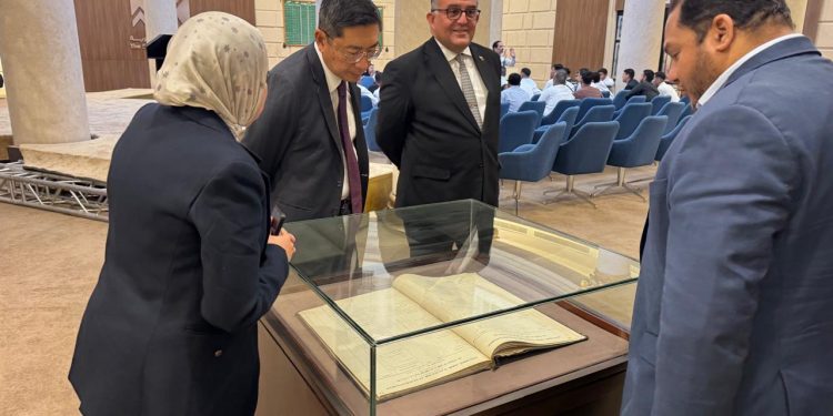 رئيس البورصة المصرية يبحث مع سفير سنغافورة تعزيز التعاون وجذب الاستثمارات الأجنبية