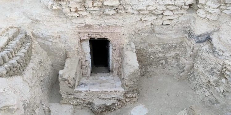 الكشف عن مقبرة بمنطقة الشيخ عبد القرنة بالبر الغربي بالأقصر