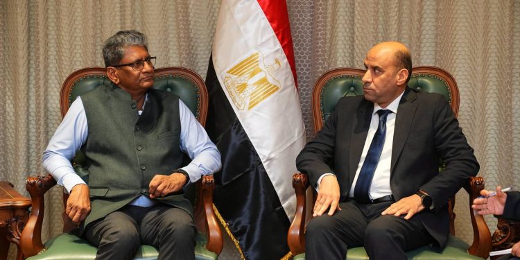 وزير العمل والسفير الهندي يبحثان تعزيز التعاون في التدريب والتشغيل ودعم الاستثمارات بين البلدين