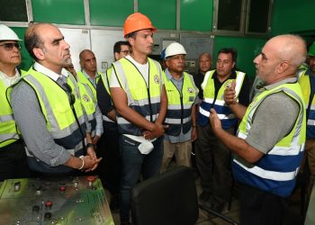 وزير الصناعة يتفقد مصنع إنتاج السبائك بشركة سيناء للمنجنيز