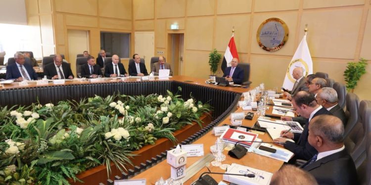 وزير النقل يدشن 10 ميني باصات لربط حدائق العاصمة وزهرة العاصمة بالقطار الكهربائي الخفيف