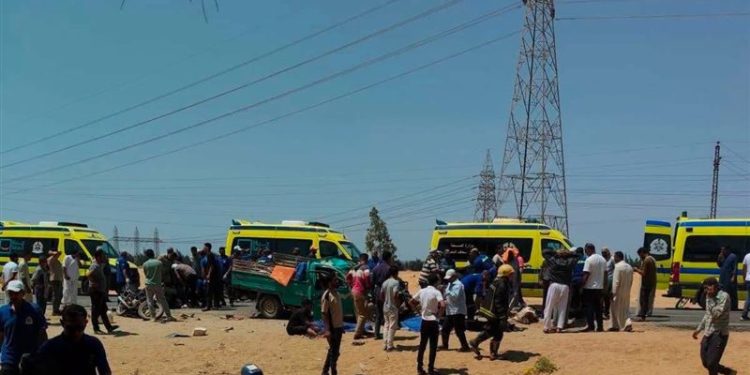 التضامن الاجتماعي تصرف التعويضات لأسر ضحايا حادث تصادم سيارتي نقل عمال بالإسماعيلية
