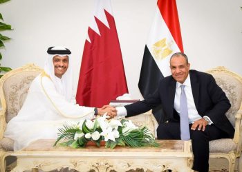 وزير الخارجية يبحث مع رئيس مجلس الوزراء قطر الشقيقة تعزيز العلاقات الثنائية