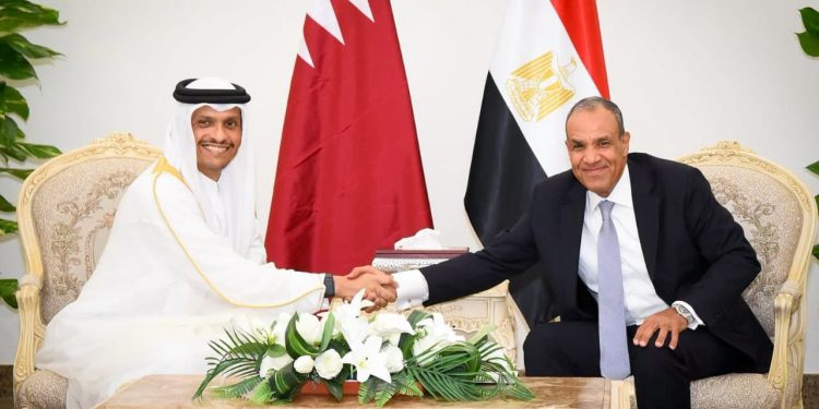 وزير الخارجية يبحث مع رئيس مجلس الوزراء قطر الشقيقة تعزيز العلاقات الثنائية