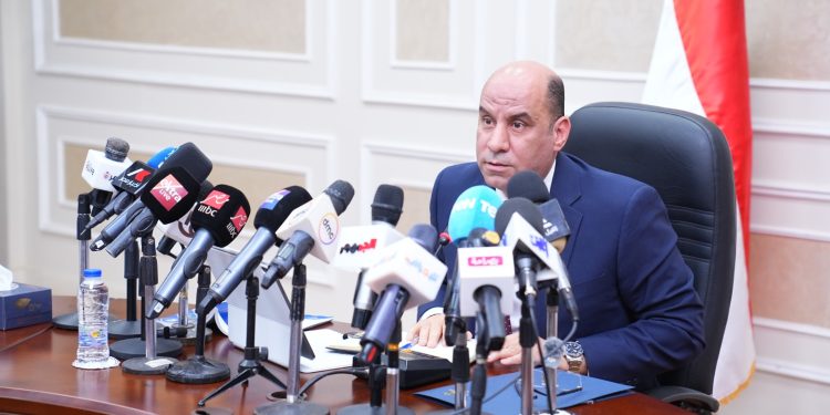 وزير العمل يعلن نص”القواعد العامة للائحة تنظيم العمل” بالقطاع الخاص