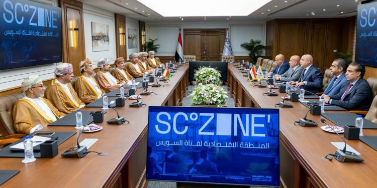 رئيس اقتصادية قناة السويس يبحث مع وفد عُماني رفيع المستوى تعزيز الشراكة والتكامل الصناعي واللوجستي