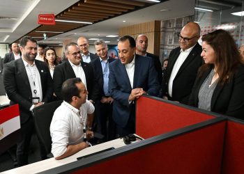 رئيس الوزراء يزور شركة فودافون للحلول الذكية (VOIS)