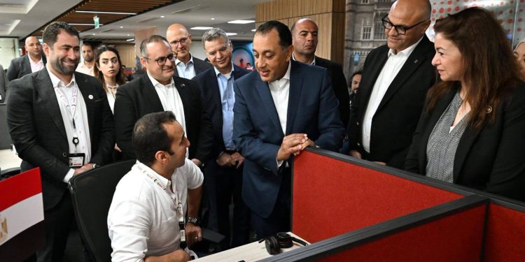 رئيس الوزراء يزور شركة فودافون للحلول الذكية (VOIS)