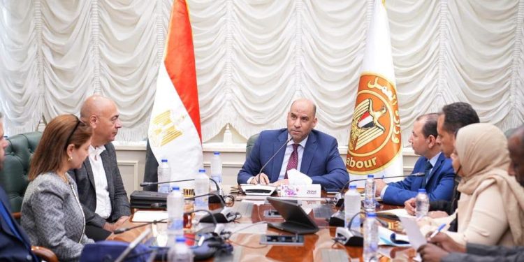 وزير العمل يتابع إطلاق نظام رقمي موحد لتصاريح عمل الأجانب.. خدمة إلكترونية متميزة للمستثمرين