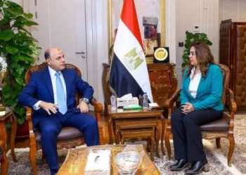 وزيرة التنمية المحلية تناقش مع محافظ الغربية إجراءات تنفيذ وإحكام منظومة المخلفات