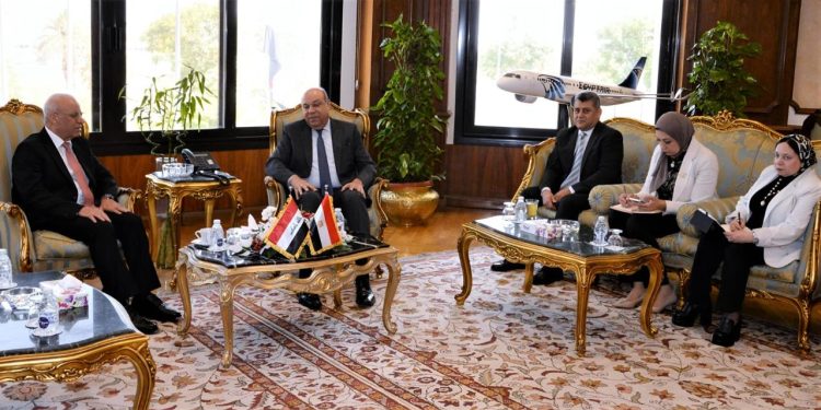 وزير الطيران يلتقي سفير العراق بالقاهرة لبحث آفاق التعاون وتبادل الخبرات في مجال الطيران المدني