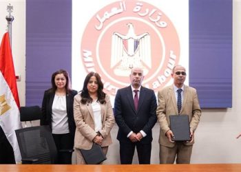 وزير العمل يُسلّم عقودًا جديدة لذوي الهمم في 3 شركات ويشهد توقيع بروتوكول تعاون مع “فودافون” في مجالات التدريب والتشغيل