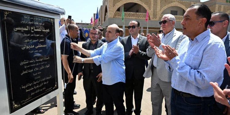 رئيس الوزراء يفتتح مجمع الخدمات الحكومية بقرية سندبسط ضمن مشروعات المبادرة الرئاسية “حياة كريمة”