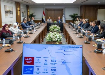 رئيس المنطقة الاقتصادية لقناة السويس يستقبل وفدًا عُمانيًا لبحث فرص التعاون والاستثمار