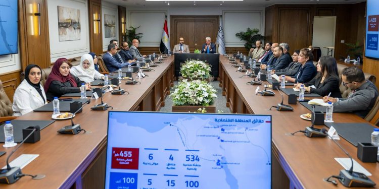 رئيس المنطقة الاقتصادية لقناة السويس يستقبل وفدًا عُمانيًا لبحث فرص التعاون والاستثمار