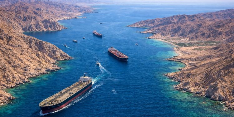 مضيق هرمز يستعيد حركة الملاحة.. 200 سفينة خلال أسبوع رغم التوترات