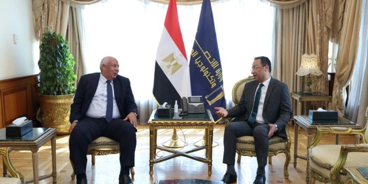 وزير الاتصالات يبحث مع محافظ مطروح الموقف التنفيذي لمشروعات الاتصالات وتكنولوجيا المعلومات بالمحافظة