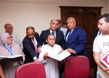 وزير العمل ومحافظ مطروح يسلّمان عقود عمل لذوي الهمم تنفيذًا لتوجيهات الرئيس السيسي
