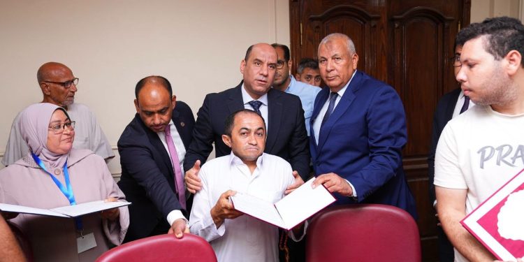 وزير العمل ومحافظ مطروح يسلّمان عقود عمل لذوي الهمم تنفيذًا لتوجيهات الرئيس السيسي