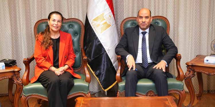 وزارة العمل والنساجون الشرقيون تعززان الشراكة بإتاحة 1100 فرصة عمل جديدة للشباب