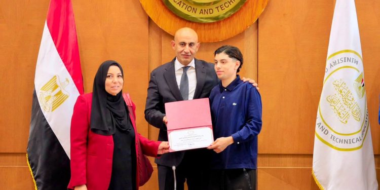 وزير التربية والتعليم يكرم أوائل الثانوية العامة للعام الدراسي 2025 / 2026 تقديرًا لتفوقهم العلمي وتميزهم