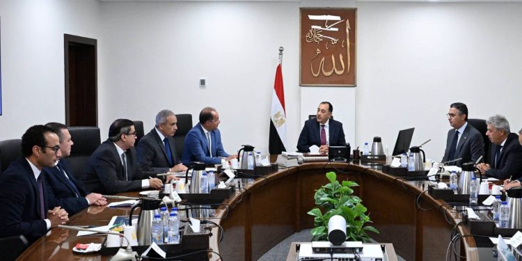 رئيس الوزراء يتابع الجهود المبذولة لتطوير آلية الدعم النقدي السلعي