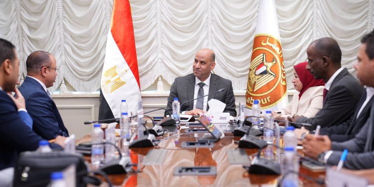وزير العمل وقيادات مستشفى “السعودي الألماني” يتفقان على التوسع في” التدريب من أجل التشغيل” بالمهن الطبية