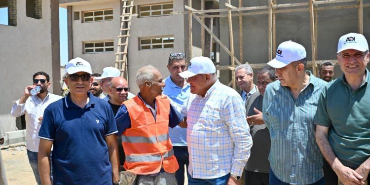رئيس الهيئة العربية للتصنيع يتفقد ميدانيًا معدلات تنفيذ مشروعات المبادرة الرئاسية “حياة كريمة 1” بقرى محافظة أسوان