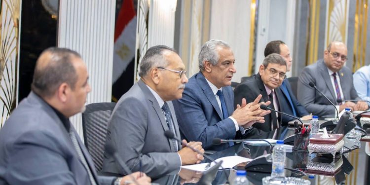 وزيرا الإنتاج الحربي والاستثمار يبحثان تعزيز التعاون المشترك لدعم التنمية وجذب الاستثمارات