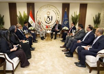 الرعاية الصحية: اتفاق ثلاثي مع «كوتش» و«ميدترونيك» لتدريب 20 طبيبًا مصريًا على الجراحات الروبوتية