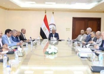 وزير الإنتاج الحربى يبحث مستجدات الإنتاج وخطط تطوير الشركات التابعة