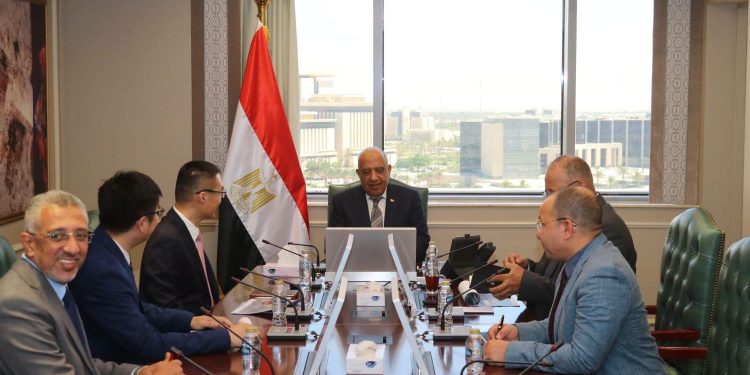 وزير الكهرباء يتابع مع شركة هواوي الصينية مستجدات مشروع التصنيع المحلي لبطاريات تخزين الطاقة