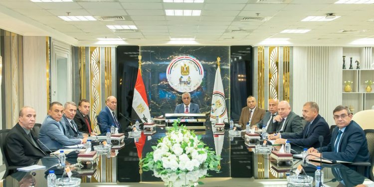 وزير الدولة للإنتاج الحربي يتابع الموقف التنفيذي لمشروعات “حياة كريمة” مع رؤساء الشركات المنفذة