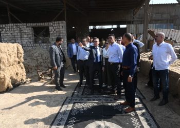 وزير الصناعة يختتم زيارته لمحافظة الغربية بتفقد مصنعين لغزول الكتان ومشتقاته بقرية شبرا ملس