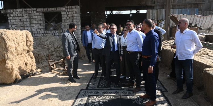 وزير الصناعة يختتم زيارته لمحافظة الغربية بتفقد مصنعين لغزول الكتان ومشتقاته بقرية شبرا ملس
