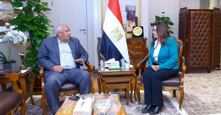 وزيرة التنمية المحلية تتابع مع محافظ مطروح مشروعات الخطة الاستثمارية وملفات التصالح والمخلفات والتقنين