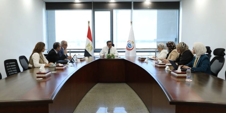 وزير الصحة يبحث التوسع في جراحات استبدال المفاصل باستخدام تقنية الروبوت