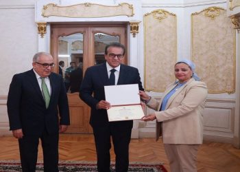 وزير الصحة يُكرم فرق التمريض بعيادات مدينة نصر ومدير عيادة التأمين الصحي بالفرع