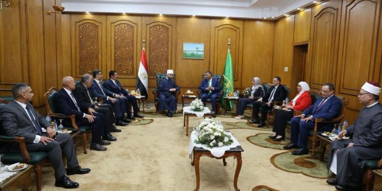 في عيدها القومي رقم ١٥٨: محافظ القليوبية يستقبل وزير الأوقاف ويهديه درع المحافظة
