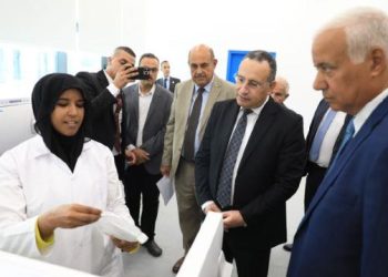 وزير التعليم العالي يتفقد جامعة العلمين الدولية ويطلع على التجهيزات الحديثة لمعامل كلية طب الفم والأسنان