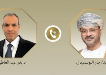 وزير الخارجية يبحث هاتفياً مع نظيره العُماني العلاقات الثنائية والتطورات الإقليمية