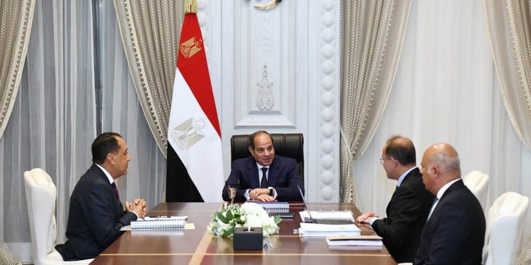 الرئيس السيسي يجتمع مع رئيس الوزراء ووزير المالية