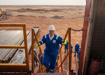 وزير البترول ومحافظ أسوان يتفقدان استئناف أعمال الحفر بحقل البركة في أسوان