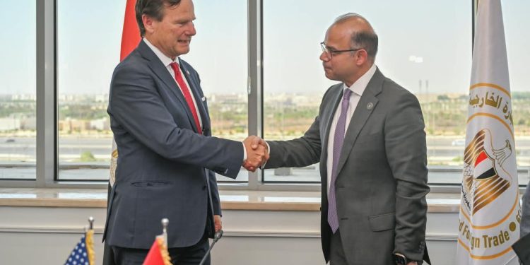 وزير الاستثمار يبحث مع مسؤول أمريكي تعزيز الاستثمارات والتجارة.. والتعدين على رأس الملفات المشتركة